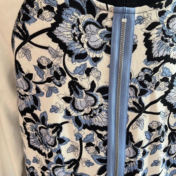 Chico’s Zenergy Floral Back Zipper Top - Picture 4 of 11
